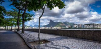 Connect Brazil Guide: Garota da Urca Bar begins with a bayside walk along Av. João Luiz Alves