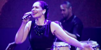 Alexandra Jackson Sings 'A Felicidade' at Connectbrazil.com