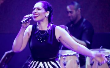 Alexandra Jackson Sings 'A Felicidade' at Connectbrazil.com