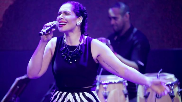 Alexandra Jackson Sings 'A Felicidade' at Connectbrazil.com