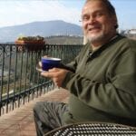 Brazilian jazz ketboarsist Marcos Ariel holding coffee cup
