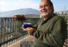 Brazilian jazz ketboarsist Marcos Ariel holding coffee cup