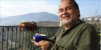 Brazilian jazz ketboarsist Marcos Ariel holding coffee cup