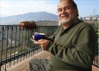 Brazilian jazz ketboarsist Marcos Ariel holding coffee cup