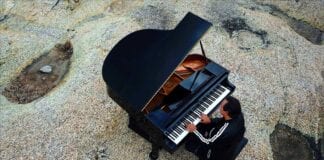 Brazilian pianist Ricardo Bacelar performing outdoors