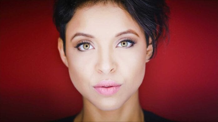 kell-smith-aprils-brazilian-music-birthdays-connect-brazil Brazilian singer Kell Smith has a April birthday