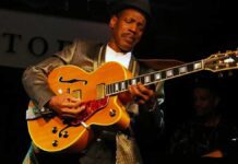 Brazilian Jazz from Chicagos Michael Ross. The guitarist playing in concert.