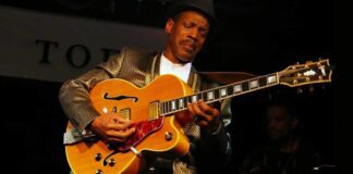 Brazilian Jazz from Chicagos Michael Ross. The guitarist playing in concert.