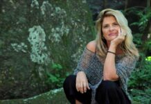 Critics Review Brazil’s Claudia Villela Critics Review Brazil's Claudia Villela, pianist, vocalist, songwriter.