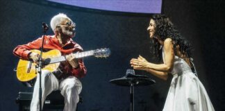 Marisa Monte and Gilberto Gil sing for peace on stage in Rio de Janeiro.